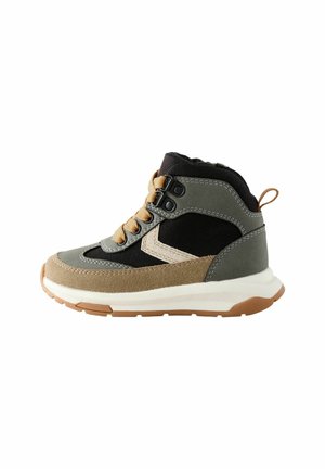 Buty typu mid-top z szarym materiałem, czarną siateczką i akcentami z brązowego zamszu. Posiadają białą gumową podeszwę, brązową gumową podeszwę zewnętrzną oraz beżowe sznurówki.