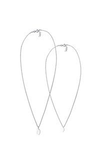 Deux colliers en argent avec de fines chaînes. L'un présente un pendentif ovale, l'autre un petit charme abstrait. Les deux ont des fermoirs à homard.