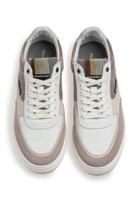 Baskets en cuir blanches et beige avec une languette en maille, un bout arrondi et des lacets crème. Présente un design en bloc de couleurs et des accents texturés.