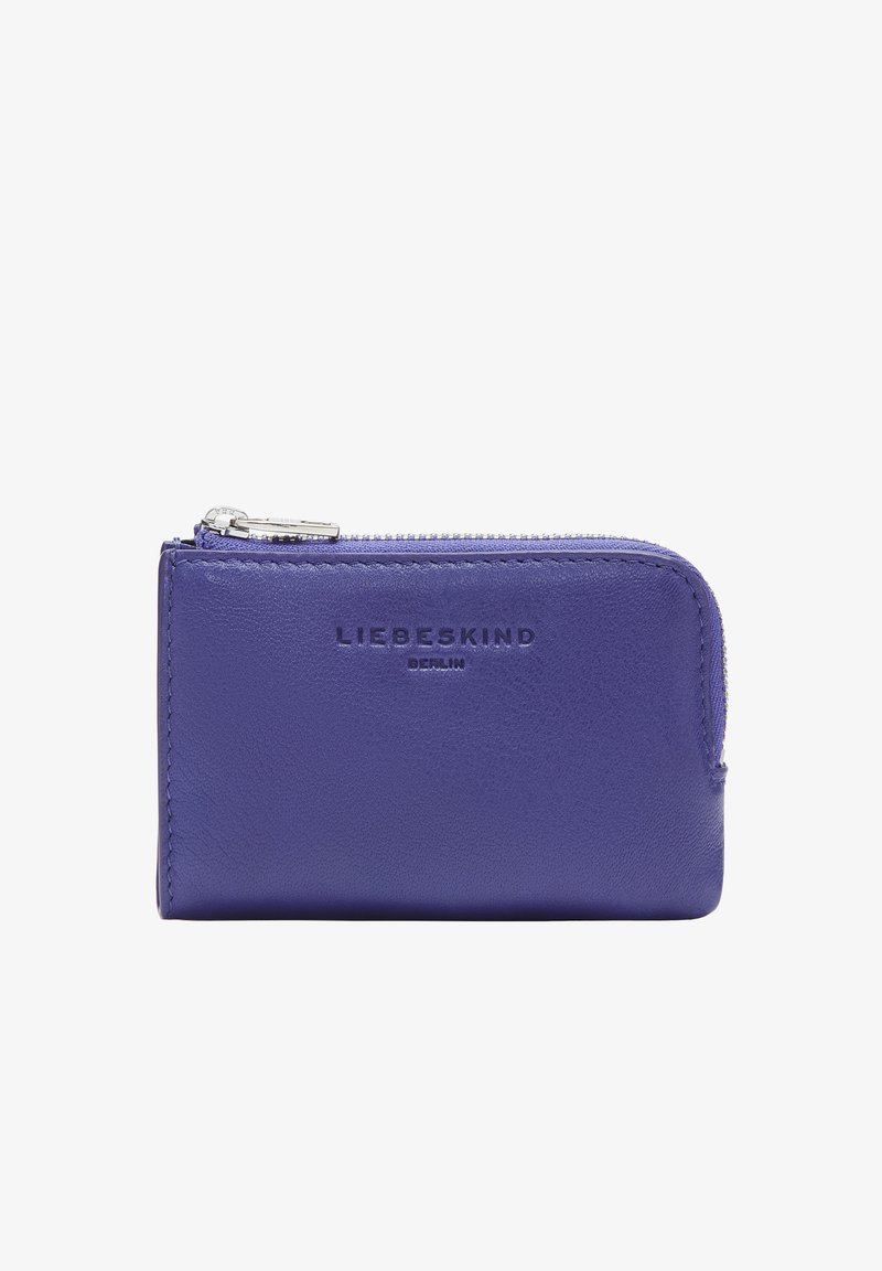 Portefeuille en cuir violet avec une surface texturée, fermeture éclair et logo "LIEBESKIND" en relief sur le devant. Design compact et rectangulaire.