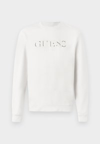 Sudadera blanca de manga larga y cuello redondo con el logotipo en relieve "GUESS EST. 1981" en el pecho, presentada sobre un fondo blanco liso.