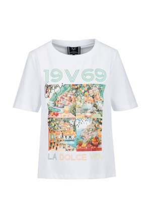 T-shirt blanc à manches courtes avec un collage coloré d'une ville côtière, texte "19V69" au-dessus, et texte "La Dolce Vita" en couleurs pastel en dessous.