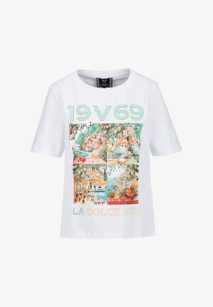 Witte T-shirt met korte mouwen met een kleurrij collage van een kustplaats, de tekst "19V69" bovenaan en de tekst "La Dolce Vita" onderaan in pastelkleuren.