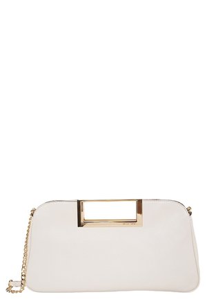 Biała kopertówka z prostokątnym złotym metalowym uchwytem i złotym łańcuszkiem na ramię na białym tle.