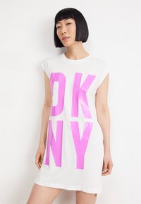 DKNY - EXPLODED LOGO TUNIC - Jerseykleid - white/shocking pink Thumbnail-Bild 1