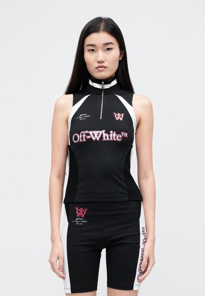 Černý sportovní top s vysokým límcem a zipem, s bílými akcenty a růžovým logem "Off-White". V kombinaci s černobílými cyklistickými šortkami.