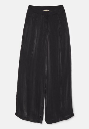 Pantalons noirs à jambes larges en satin lisse, avec une taille haute, des plis supplémentaires à l'avant et une longueur courte avec des fentes sur les côtés.