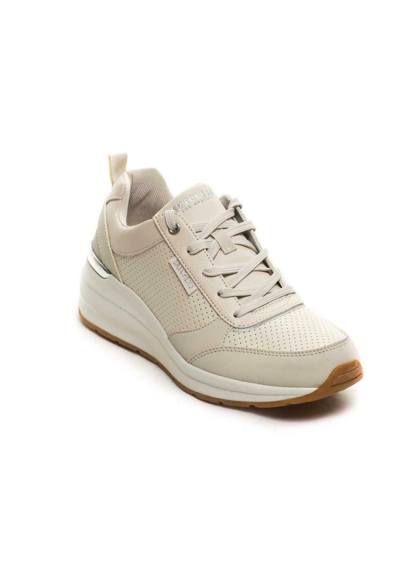 Sneakers beige con design perforato, chiusura con lacci e suola in gomma beige chiaro. Dettaglio argentato lungo il pannello laterale. Fodera in tessuto morbido.