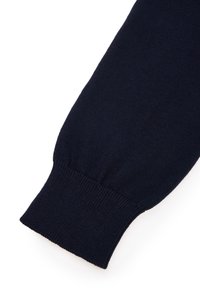 Niebieski sweter z dzianiny z rękawem, wyposażony w ściągacz, o miękkiej fakturze i gładkim wykończeniu, podkreślający klasyczny design i dopasowany kształt.