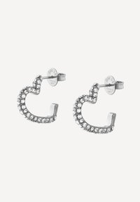 Boucles d'oreilles en argent en forme de C, ornées de strass transparents le long du bord incurvé. Equipées d'une fermeture à clou sécurisée.
