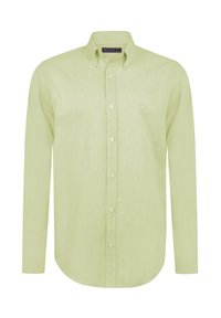 Camisa de manga larga verde claro hecha de una tela texturizada, con cuello abotonado y un sutil logo bordado en el pecho.