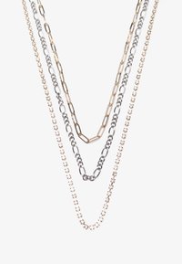 Skiktad halsband med tre kedjor: guld-färgade oval länk, silver-färgade runda länk och klara pärlaccents. Olika tjocklekar och texturer.
