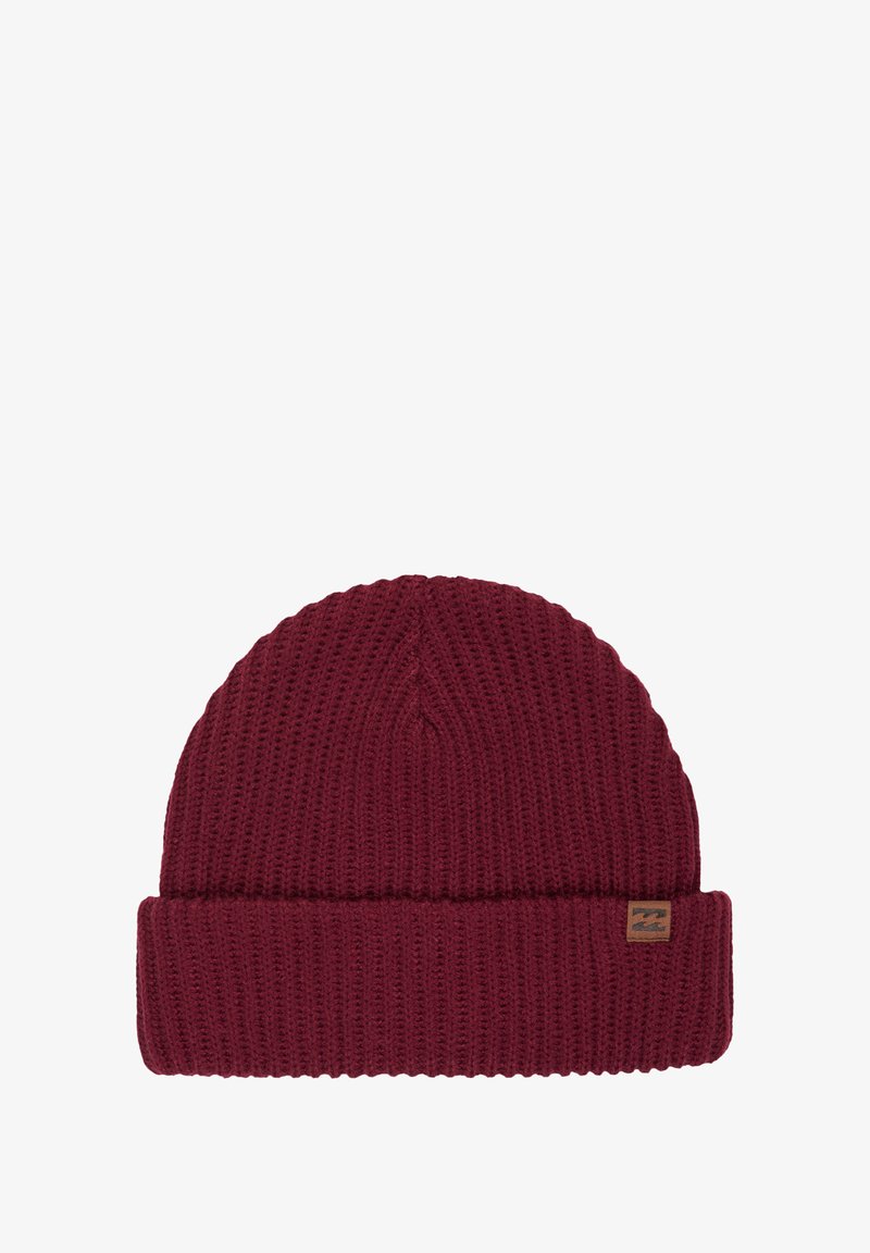 Burgundy neulottu pipo, jossa on ribattua tekstuuria ja kääntösakko. Sivussa pieni vaalea logonäppy. Pehmeä ja lämmin materiaali.