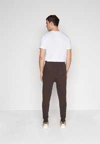 Lyle & Scott SKINNY  - Jogginghose - sediment