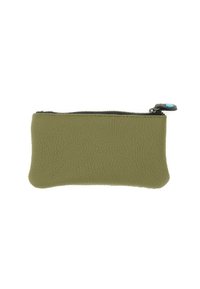 Pochette in pelle verde oliva con superficie texture, chiusura zip e un accento turchese sul tirante della zip. Forma rettangolare.