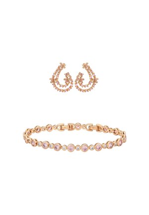Oorbellen in roségoud in de vorm van druppels en een bijpassende armband, beide gezet met roze en heldere sierstenen.