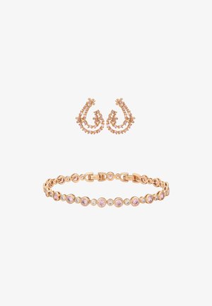 Kolczyki w odcieniu różowego złota w kształcie kropli łzy oraz pasująca bransoletka, oba zdobione różowymi i przezroczystymi kamieniami szlachetnymi.