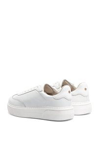 Białe skórzane sneakersy o gładkiej fakturze, zaokrąglonym nosie i grubej białej gumowej podeszwie. Posiadają delikatne szwy i mały akcent logo na pięcie.