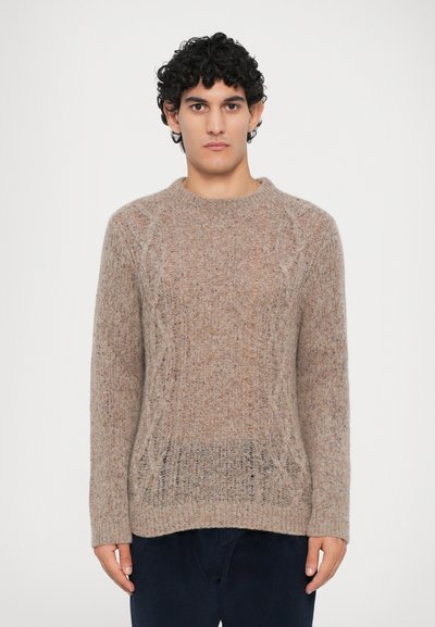 Pull en laine beige clair, texturé, avec un col ras du cou et des poignets côtelés ; présente des motifs en torsades complexes et une coupe légèrement ample.