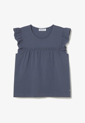 Top sin mangas de color gris oscuro con hombros con volantes y ribete de encaje en el pecho, con un escote redondo y telas fruncidas debajo del ribete.