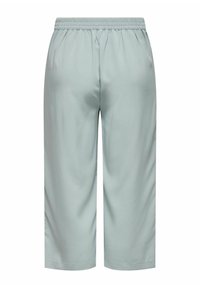 Pantalon bleu clair jusqu'au milieu du mollet avec une taille élastique. Texture lisse, coupe large et sans motifs ni ornements supplémentaires.