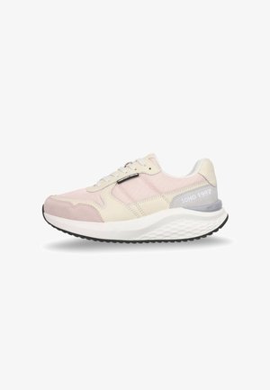 Zapatilla de deporte en rosa claro y beige con parte superior de malla y ante, suela blanca texturizada, suela exterior negra y texto "SOHO 1997" en el talón.