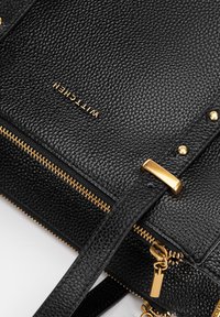 Borsa a tracolla in pelle nera con texture, con finiture in oro, dotata di chiusura con zip e logo del marchio impresso sulla superficie.