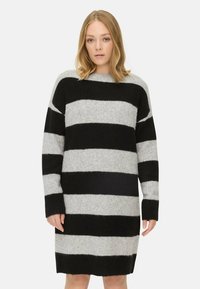 Gestreepte sweaterjurk met afwisselende banden van zwart en lichtgrijs. Gemaakt van zachte materialen, met lange mouwen en een ontspannen pasvorm.