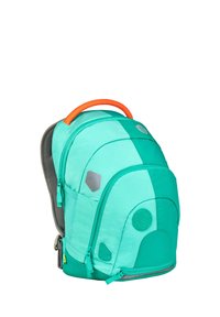 Zaino turchese e teal con più scomparti con zip, manico arancione, retro imbottito e tasche laterali su sfondo bianco.
