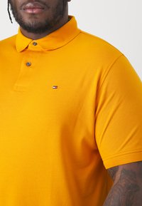 Tommy Hilfiger 1985 REGULAR - Polosärk - rich ochre