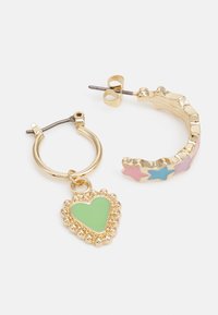 Brincos de metal dourado com um aro adornado com estrelas coloridas e um charme em forma de coração verde com uma borda de contas.