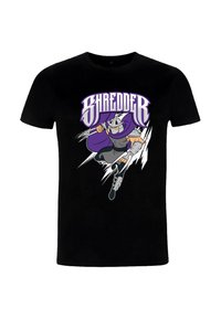 Černé tričko s výrazným motivem postavy v šedé masce a fialovém plášti, s bílými akčními prvky a výrazným nápisem "SHREDDER".
