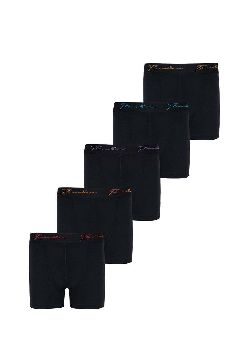 Černá sada boxerů s barevnými vyšívanými pásky. Každý kus má jinou barvu: žlutou, tyrkysovou, fialovou, červenou a oranžovou.