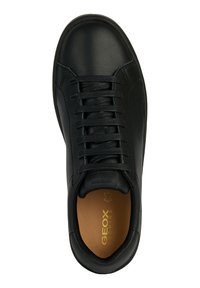 Černé kožené tenisky s hladkým povrchem, kulatou špičkou, šněrovacím designem a béžovou stélkou s nápisem "GEOX RESPIRA" ve zlatém písmu.