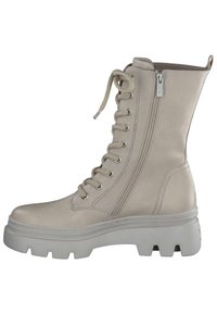 Stivale in pelle beige con lacci, cerniera laterale, punta rotonda, colletto imbottito e suola in gomma bianca spessa con motivo di battistrada.