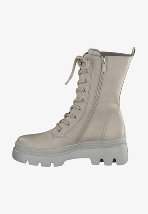Beige kožené kotníkové boty na šněrování se zipem po boku, kulatou špičkou, polstrovaným límcem a robustní bílou gumovou podrážkou se vzorem.