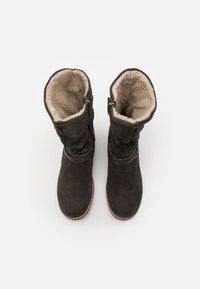 Mørkegrønne ruskinds vinterstøvler med beige fleecefor, sidelukkere og brune syninger, vist fra oven på hvid baggrund.