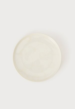 Okrągły biały ceramiczny talerz z gładką powierzchnią, widziany z góry na jasnym tle.