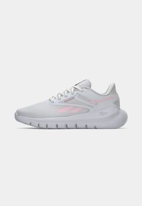 Baskets de sport gris clair avec des accents roses, dotées d'un dessus en mesh texturé, d'un design à lacets et d'une semelle épaisse et rembourrée.