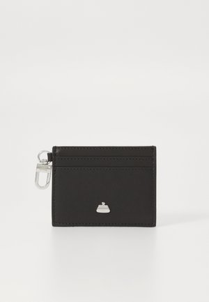 Musta nahkainen korttikotelo, jossa on useita korttipaikkoja, hopeiset yksityiskohdat ja pieni logo-akkentti etupuolella. Liukas pinta.