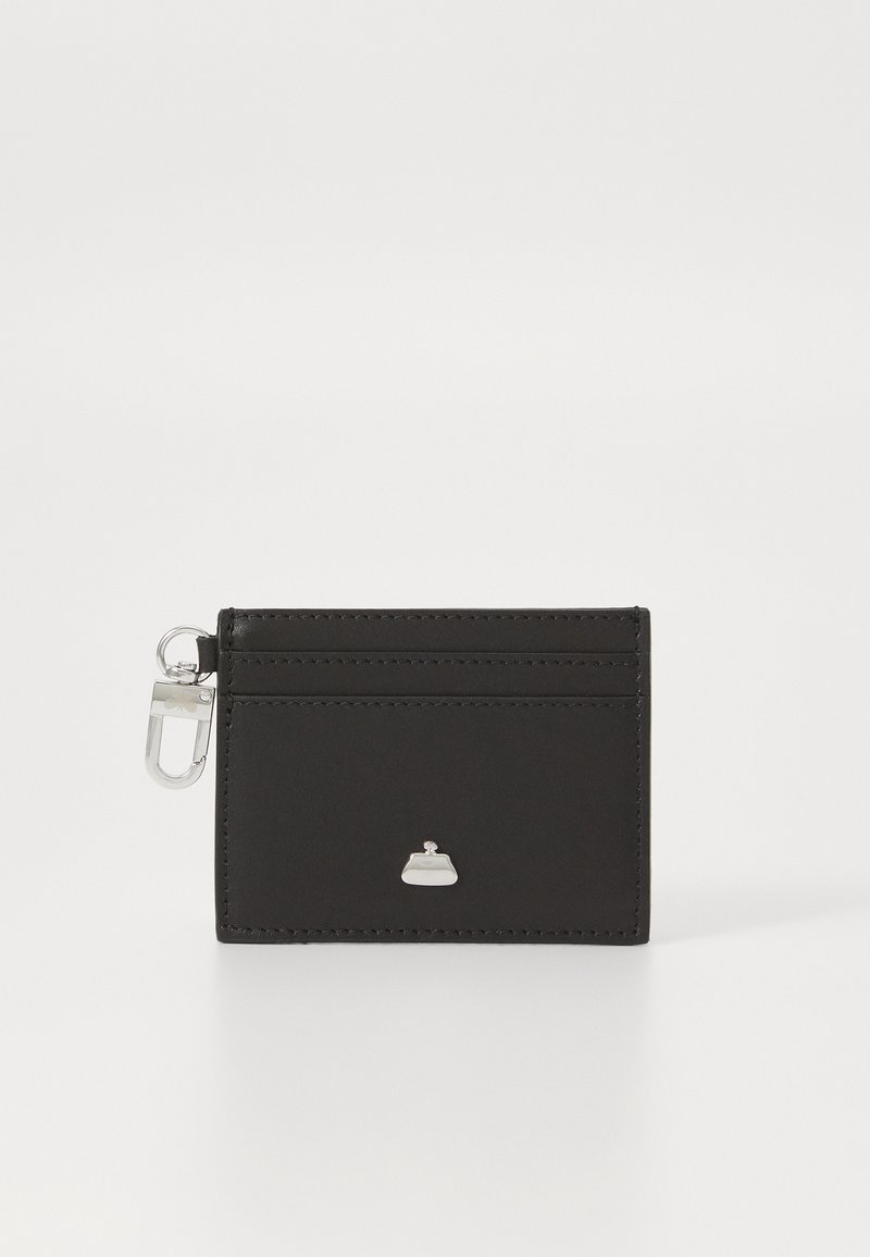 Juodas odinis kortelių laikiklis su daugybe kortelių angų, sidabro detalėmis ir mažomis logotipo akcentais priekyje. Lygus paviršius.