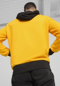 Puma POSTERIZE 2.0 - Jersey con capucha - yellow sizzle black