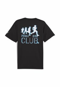 Sort atletisk t-shirt med teksten "PUMA RUN CLUB" og silhuetter af løbere i lys blå på ryggen.