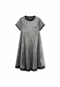 Robe à rayures noires et blanches avec un col rond, des manches courtes et une coupe ample. Présente des finitions noires et un petit patch logo.