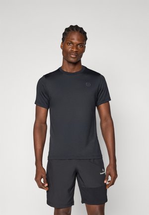 Svart kortärmad träningströja med rund hals, tillverkad av mjukt, lättviktigt material. Har en diskret logotyp på bröstet.