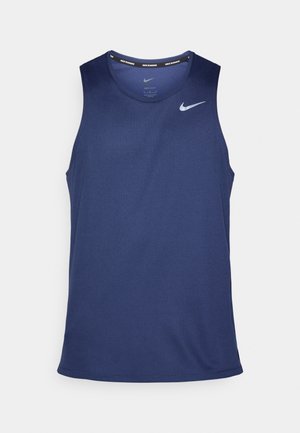 Marineblaues ärmelloses Sport-Top aus glattem Stoff, mit rundem Ausschnitt und reflektierendem Logo auf der linken Brust.