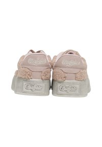 Baskets en daim rose avec accents duveteux, dotées d'une semelle grise texturée et du logo "Buffalo" embossé sur le talon. Design minimaliste.