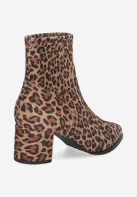 Botte de cheville en imprimé léopard avec un bout carré, en tissu doux et un talon block épais. Présente une texture lisse et un design élégant.