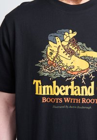 Timberland FRONT BOOT GRAPHIC TEE - Apdrukāts T-krekls - black