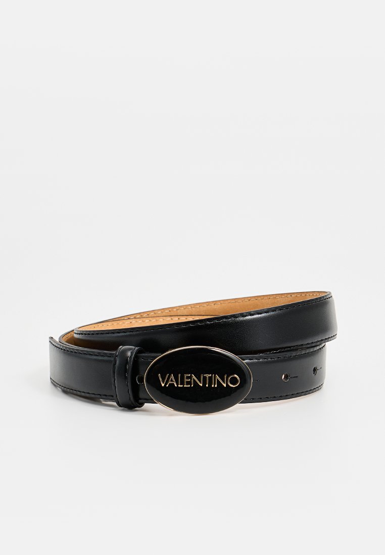 Cinturón de cuero negro con un diseño estilizado y estrecho, hebilla ovalada en tono dorado con grabado "VALENTINO" y agujeros ajustables.